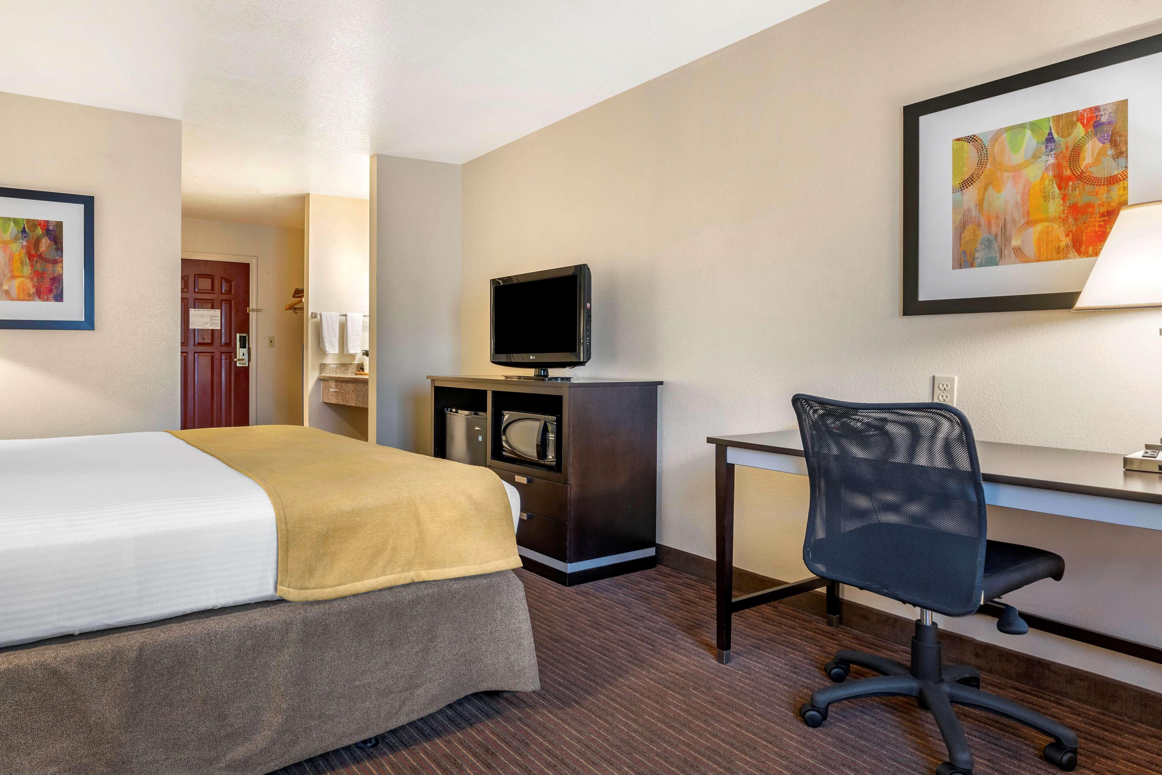 Best Western Luxury Inn Tracy Eksteriør billede